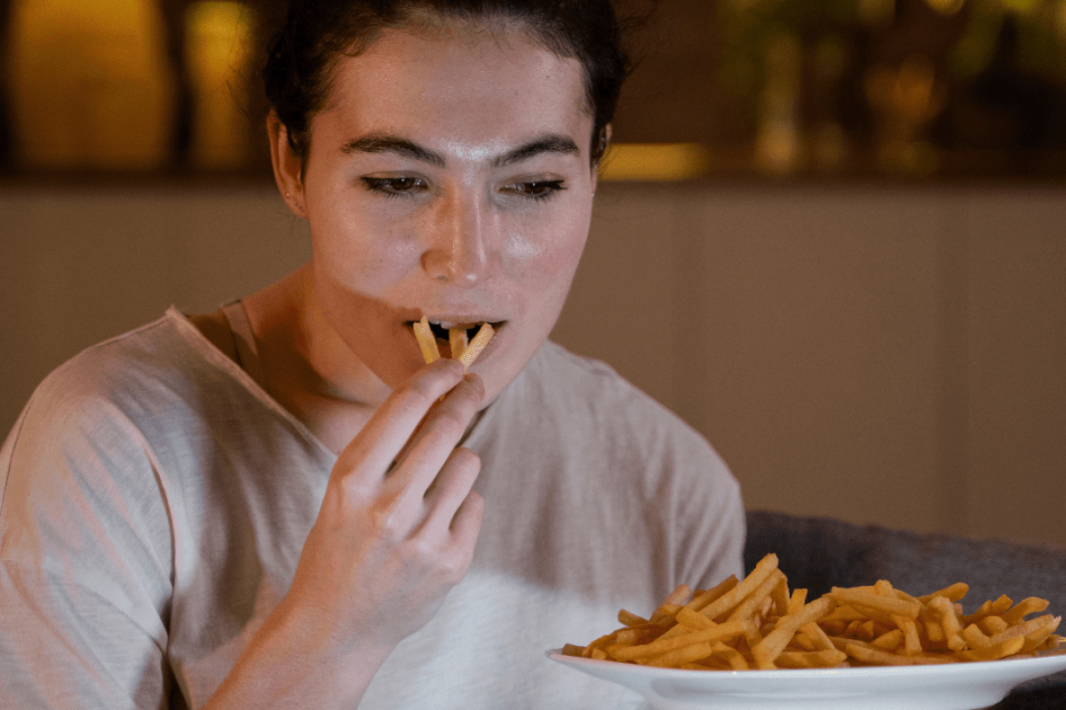 mulher-comendo-batata-frita